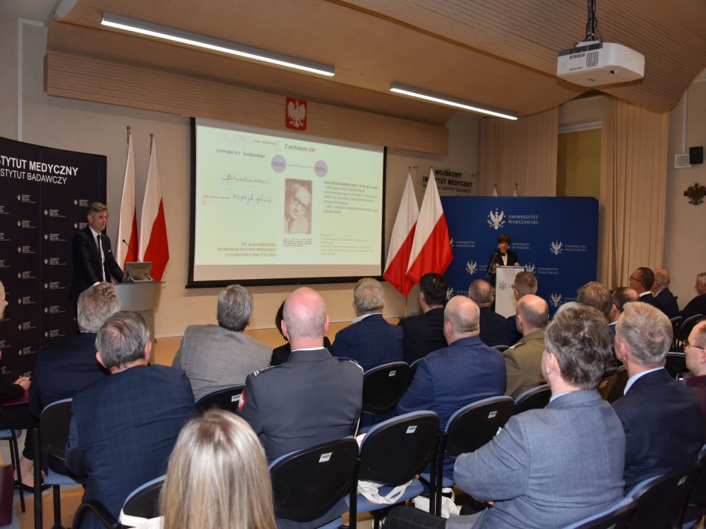 Uroczyste otwarcie Pracowni Anatomii w Wojskowym Instytucie Medycznym. Sala pełna gości słuchających wykładu.