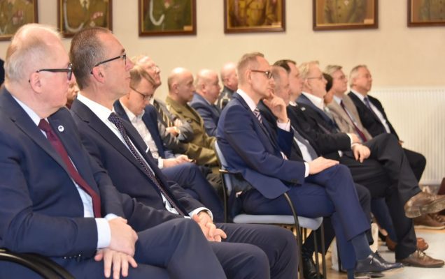 Uroczyste otwarcie Pracowni Anatomii w Wojskowym Instytucie Medycznym. Goście wydarzenia, Dyrektor WIM siedzi między nimi.