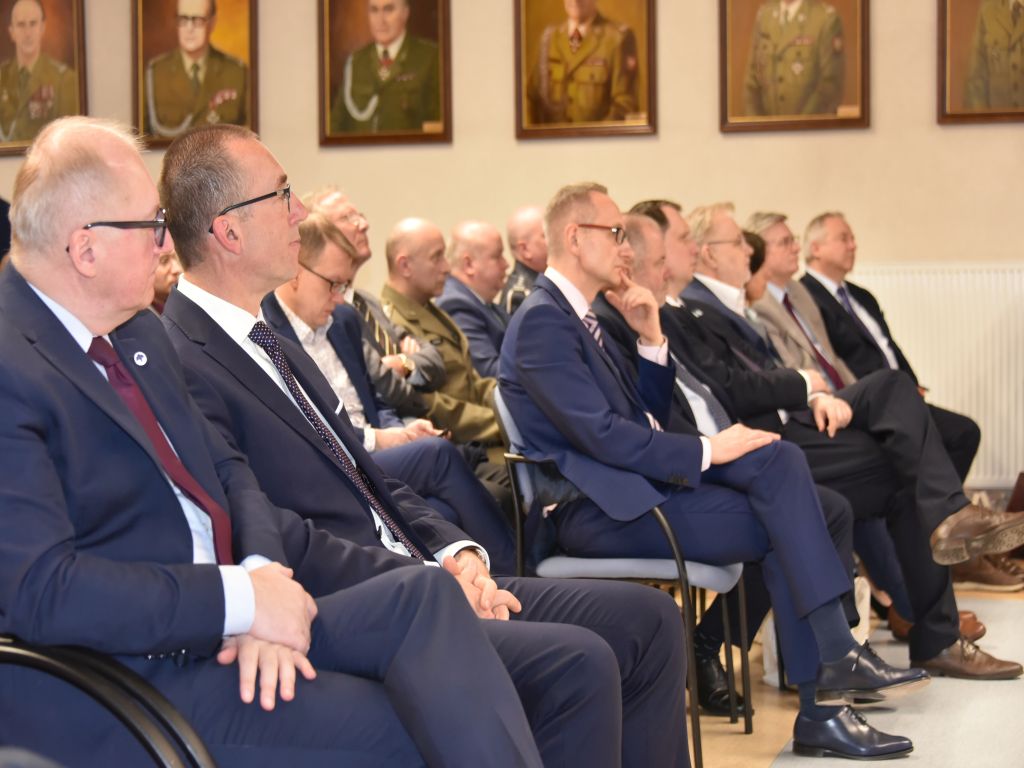 Uroczyste otwarcie Pracowni Anatomii w Wojskowym Instytucie Medycznym. Goście wydarzenia, Dyrektor WIM siedzi między nimi.