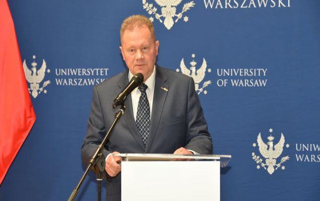Uroczyste otwarcie Pracowni Anatomii w Wojskowym Instytucie Medycznym. Prelegent wypowiada się przy mównicy.