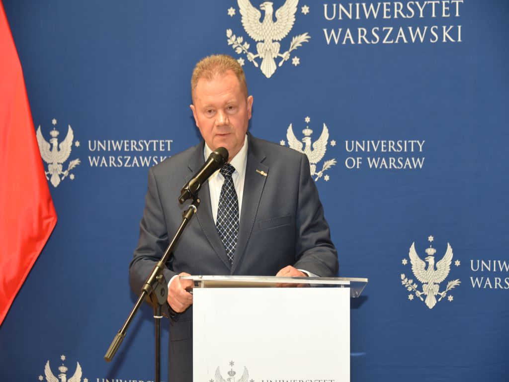 Uroczyste otwarcie Pracowni Anatomii w Wojskowym Instytucie Medycznym. Prelegent wypowiada się przy mównicy.