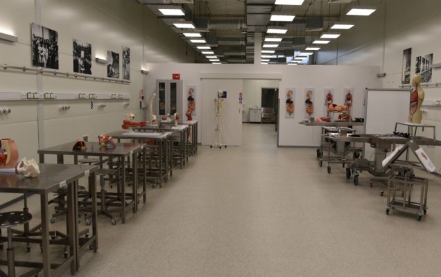 Uroczyste otwarcie Pracowni Anatomii w Wojskowym Instytucie Medycznym. Pracownia Anatomii od wewnątrz.