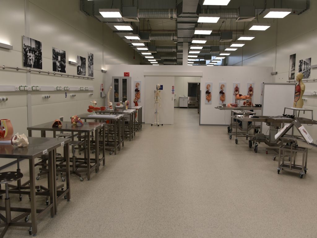 Uroczyste otwarcie Pracowni Anatomii w Wojskowym Instytucie Medycznym. Pracownia Anatomii od wewnątrz.