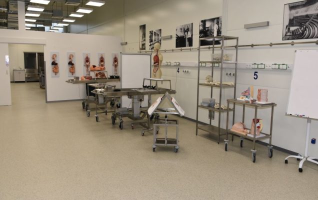 Uroczyste otwarcie Pracowni Anatomii w Wojskowym Instytucie Medycznym. Sprzęt z pracowni anatomii.