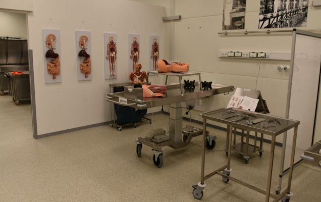 Uroczyste otwarcie Pracowni Anatomii w Wojskowym Instytucie Medycznym. Sprzęt do nauki.