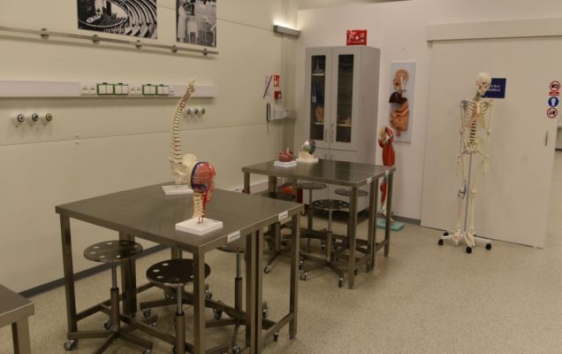 Uroczyste otwarcie Pracowni Anatomii w Wojskowym Instytucie Medycznym. Wnętrze nowej pracowni anatomii.
