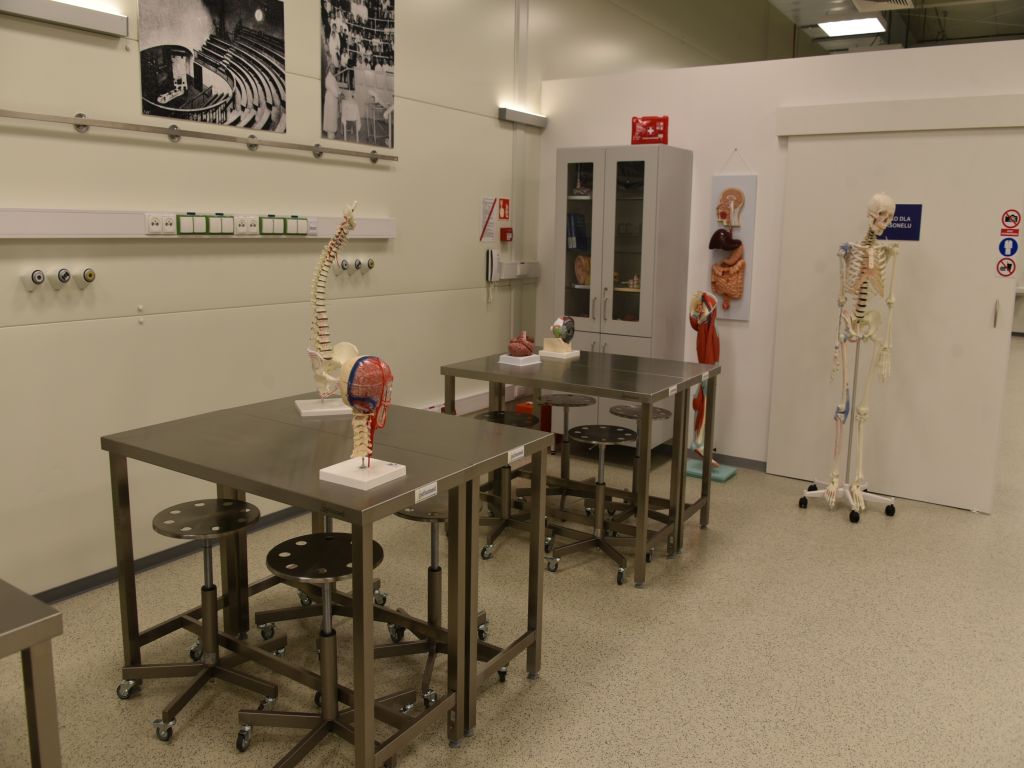 Uroczyste otwarcie Pracowni Anatomii w Wojskowym Instytucie Medycznym. Wnętrze nowej pracowni anatomii.
