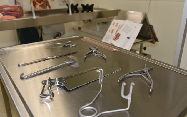 Uroczyste otwarcie Pracowni Anatomii w Wojskowym Instytucie Medycznym. Narzędzia do sekcji zwłok.
