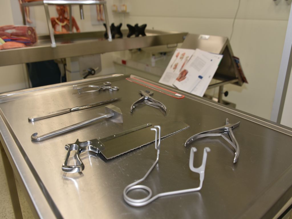 Uroczyste otwarcie Pracowni Anatomii w Wojskowym Instytucie Medycznym. Narzędzia do sekcji zwłok.
