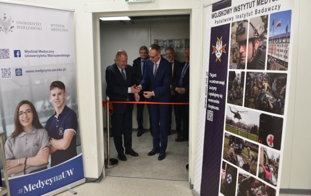 Uroczyste otwarcie Pracowni Anatomii w Wojskowym Instytucie Medycznym. Ceremonia przecinania wstęgi.