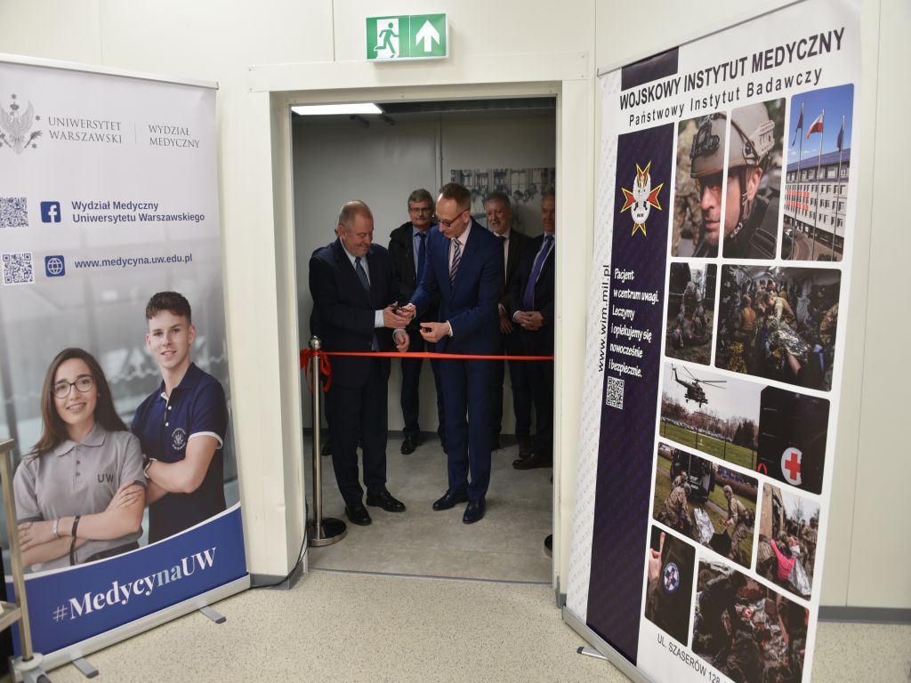 Uroczyste otwarcie Pracowni Anatomii w Wojskowym Instytucie Medycznym. Ceremonia przecinania wstęgi.