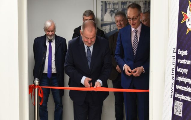 Uroczyste otwarcie Pracowni Anatomii w Wojskowym Instytucie Medycznym. Przecinanie wstęgi.