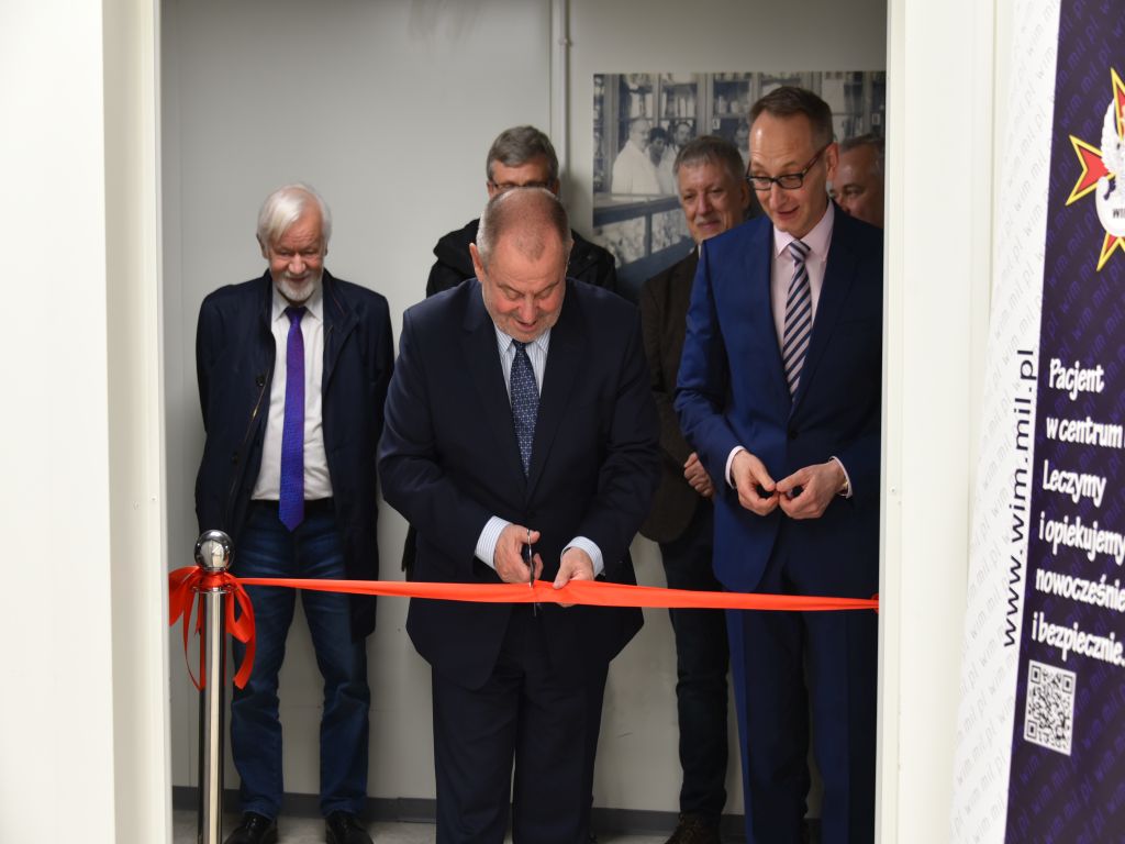 Uroczyste otwarcie Pracowni Anatomii w Wojskowym Instytucie Medycznym. Przecinanie wstęgi.