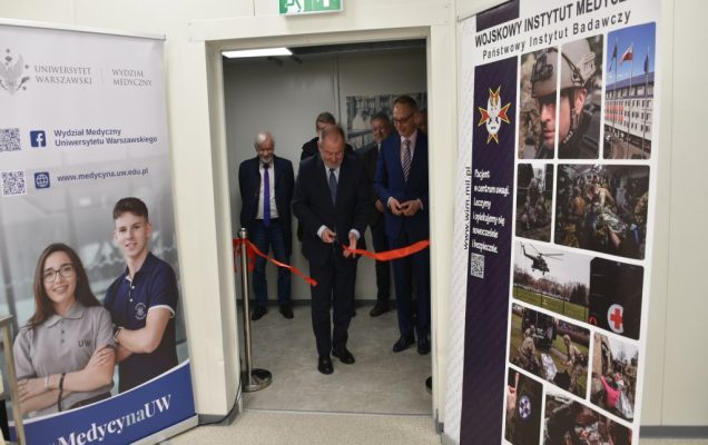 Uroczyste otwarcie Pracowni Anatomii w Wojskowym Instytucie Medycznym. Wstęga przecięta.