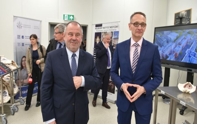 Uroczyste otwarcie Pracowni Anatomii w Wojskowym Instytucie Medycznym. Dyrektor WIM w nowej pracowni.