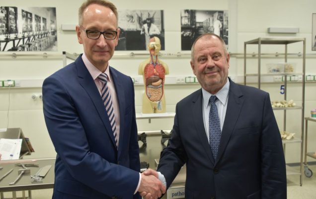 Uroczyste otwarcie Pracowni Anatomii w Wojskowym Instytucie Medycznym. Gen. broni prof. dr hab. n. med. Grzegorz Gielerak podaje rękę prof. dr hab. Alojzy Z. Nowak.