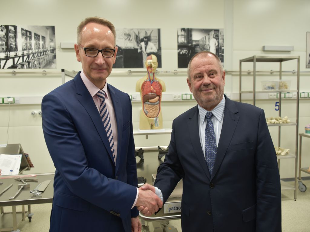 Uroczyste otwarcie Pracowni Anatomii w Wojskowym Instytucie Medycznym. Gen. broni prof. dr hab. n. med. Grzegorz Gielerak podaje rękę prof. dr hab. Alojzy Z. Nowak.
