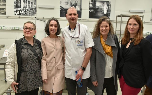 Uroczyste otwarcie Pracowni Anatomii w Wojskowym Instytucie Medycznym. Zdjęcie grupowe uczestników w nowej pracowni.