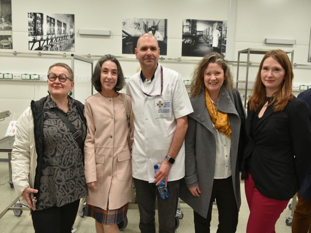 Uroczyste otwarcie Pracowni Anatomii w Wojskowym Instytucie Medycznym. Zdjęcie grupowe uczestników w nowej pracowni.