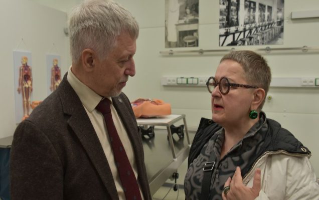 Uroczyste otwarcie Pracowni Anatomii w Wojskowym Instytucie Medycznym. Goście w nowej pracowni.