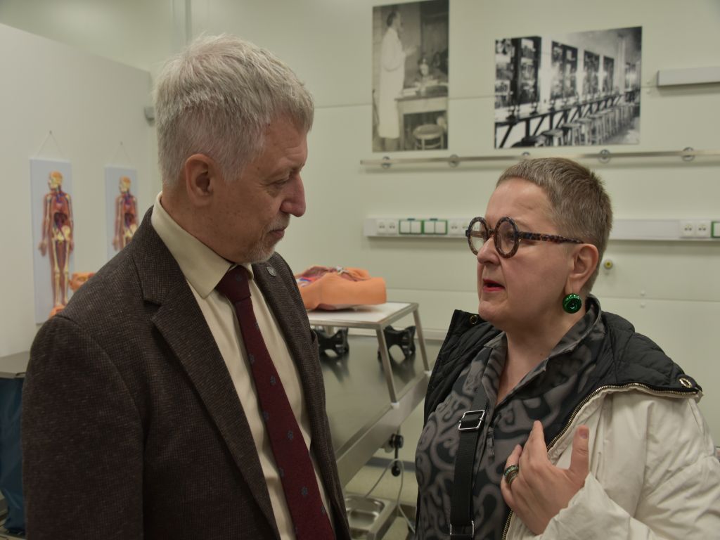 Uroczyste otwarcie Pracowni Anatomii w Wojskowym Instytucie Medycznym. Goście w nowej pracowni.