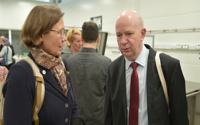Uroczyste otwarcie Pracowni Anatomii w Wojskowym Instytucie Medycznym. Goście rozmawiają w nowej pracowni.