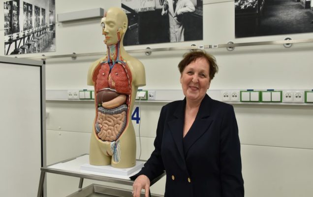 Uroczyste otwarcie Pracowni Anatomii w Wojskowym Instytucie Medycznym. Model człowieka na stole do nauki i ćwiczeń.