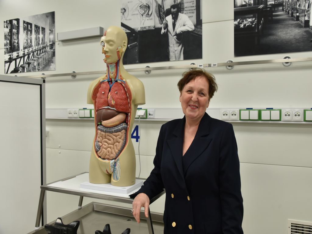 Uroczyste otwarcie Pracowni Anatomii w Wojskowym Instytucie Medycznym. Model człowieka na stole do nauki i ćwiczeń.