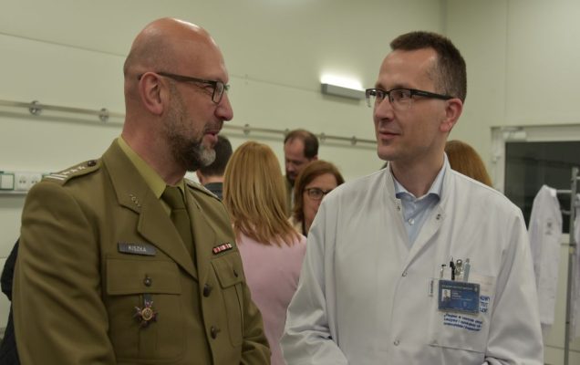 Uroczyste otwarcie Pracowni Anatomii w Wojskowym Instytucie Medycznym. Uczestnicy rozmawiają o nowej pracowni.