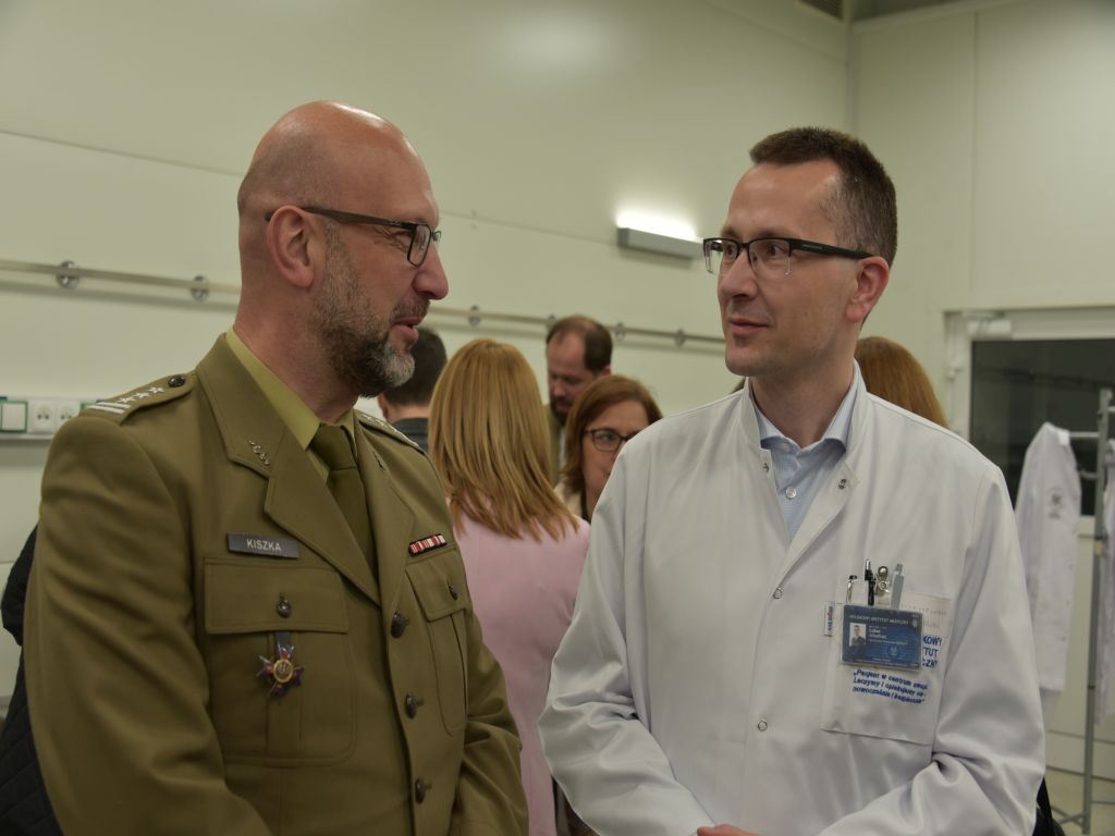 Uroczyste otwarcie Pracowni Anatomii w Wojskowym Instytucie Medycznym. Uczestnicy rozmawiają o nowej pracowni.