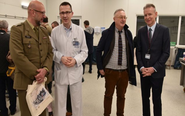 Uroczyste otwarcie Pracowni Anatomii w Wojskowym Instytucie Medycznym. Zdjęcie uczestników wydarzenia w nowej pracowni.