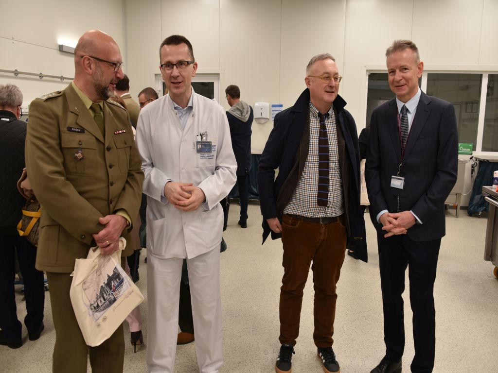 Uroczyste otwarcie Pracowni Anatomii w Wojskowym Instytucie Medycznym. Zdjęcie uczestników wydarzenia w nowej pracowni.