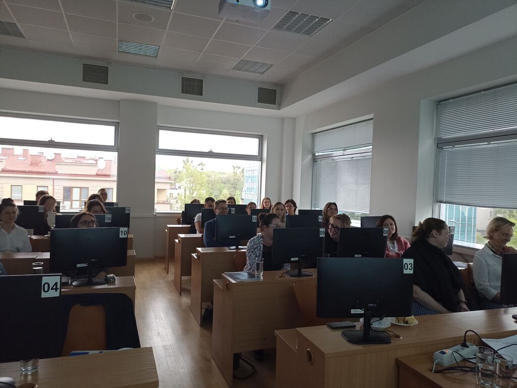 Specjalistyczne szkolenie dla lekarzy neurologów, zorganizowane w ramach inicjatywy pn. „Szkoła Udarowa” przez Wojskowy Instytut Medyczny. Lekarze podczas szkolenia siedzący w sali wykładowej przy stanowiskach komputerowych, ujecie całej sali.