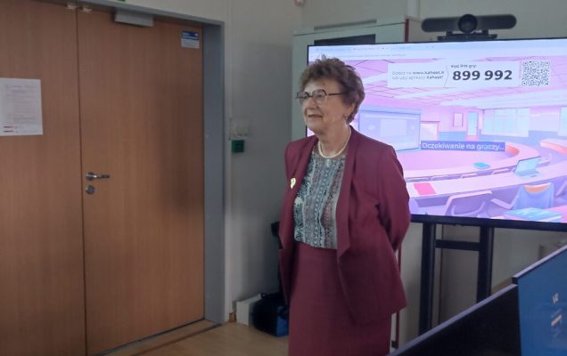 Specjalistyczne szkolenie dla lekarzy neurologów, zorganizowane w ramach inicjatywy pn. „Szkoła Udarowa” przez Wojskowy Instytut Medyczny. Wykład, prelegentka, w tle na dużym wyświetlaczu prezentacja z wykładu.