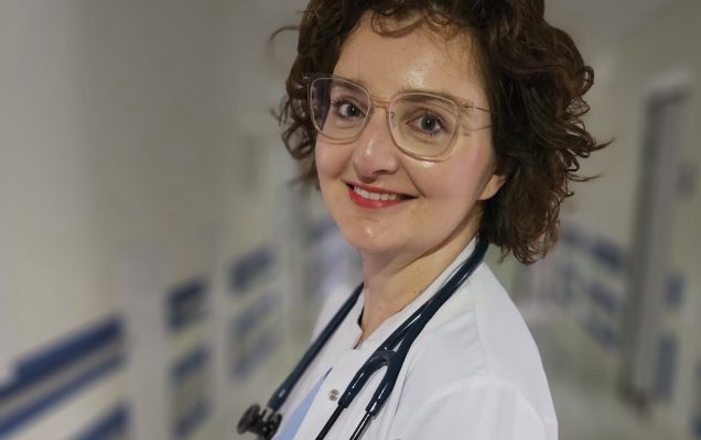 dr n. med. Agata Galas, kardiolog na korytarzu kliniki kardiologii