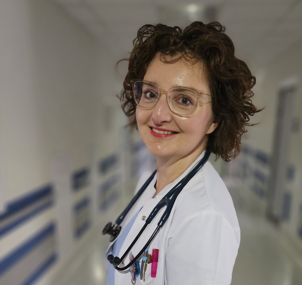 dr n. med. Agata Galas, kardiolog na korytarzu kliniki kardiologii