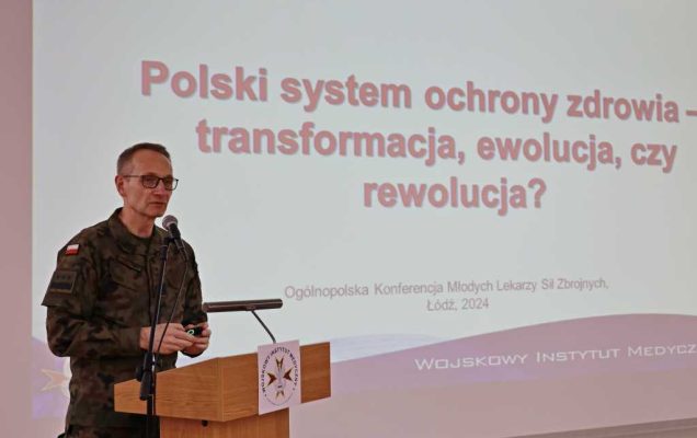 VIII Ogólnopolska Konferencja Młodych Lekarzy Sił Zbrojnych, Grzegorz Gielerak podczas wykładu, za plecami napis z rzutnika 