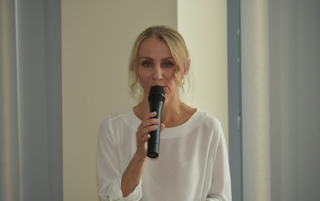 Małgorzata Złotkowska przemawia podczas spotkania na temat zdrowia psychicznego polskiego żołnierza i weterana.