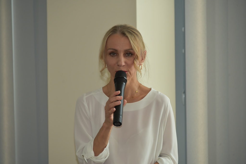 Małgorzata Złotkowska przemawia podczas spotkania na temat zdrowia psychicznego polskiego żołnierza i weterana.