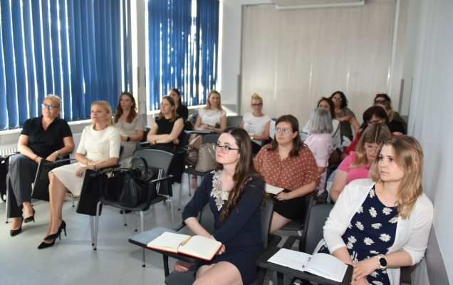 Interwencja kryzysowa wobec osób z problemem uzależnienia w wojsku – prowadzący mgr Sebastian Chmieliński specjalista psycholog kliniczny Kliniki Psychiatrii, Stresu Bojowego i Psychotraumatologii CSK MON WIM-PIB oraz mgr Barbara Rodak specjalista psychoterapii uzależnień z Centrum Leczenia Uzależnień PPL Mały Rycerz w Warszawie