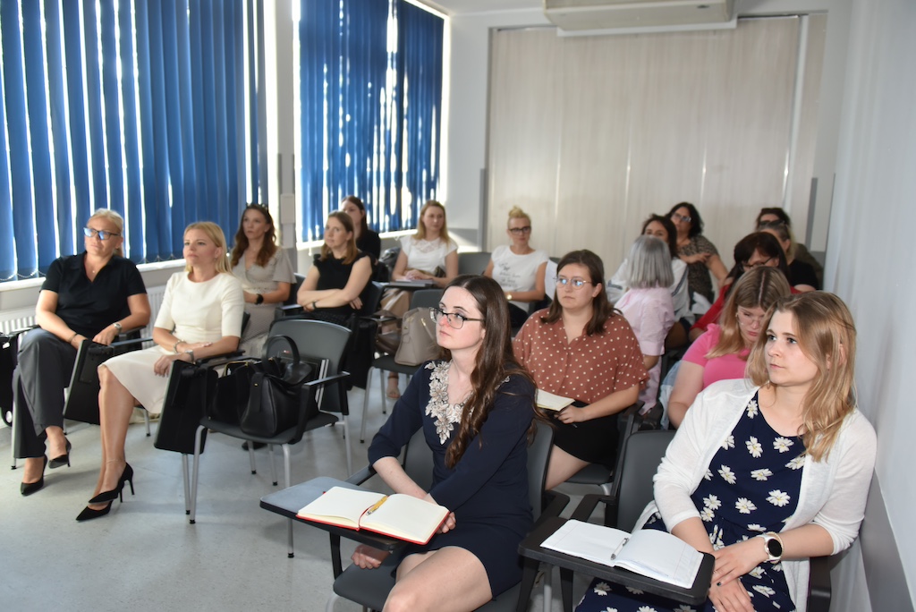 Interwencja kryzysowa wobec osób z problemem uzależnienia w wojsku – prowadzący mgr Sebastian Chmieliński specjalista psycholog kliniczny Kliniki Psychiatrii, Stresu Bojowego i Psychotraumatologii CSK MON WIM-PIB oraz mgr Barbara Rodak specjalista psychoterapii uzależnień z Centrum Leczenia Uzależnień PPL Mały Rycerz w Warszawie