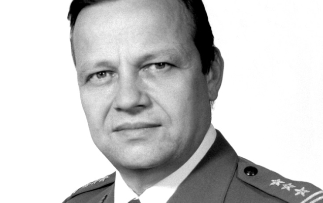 Zdjęcie czarno-białe: płk w st. sp. prof. dr hab. n. med. Grzegorz Jan Krzymański