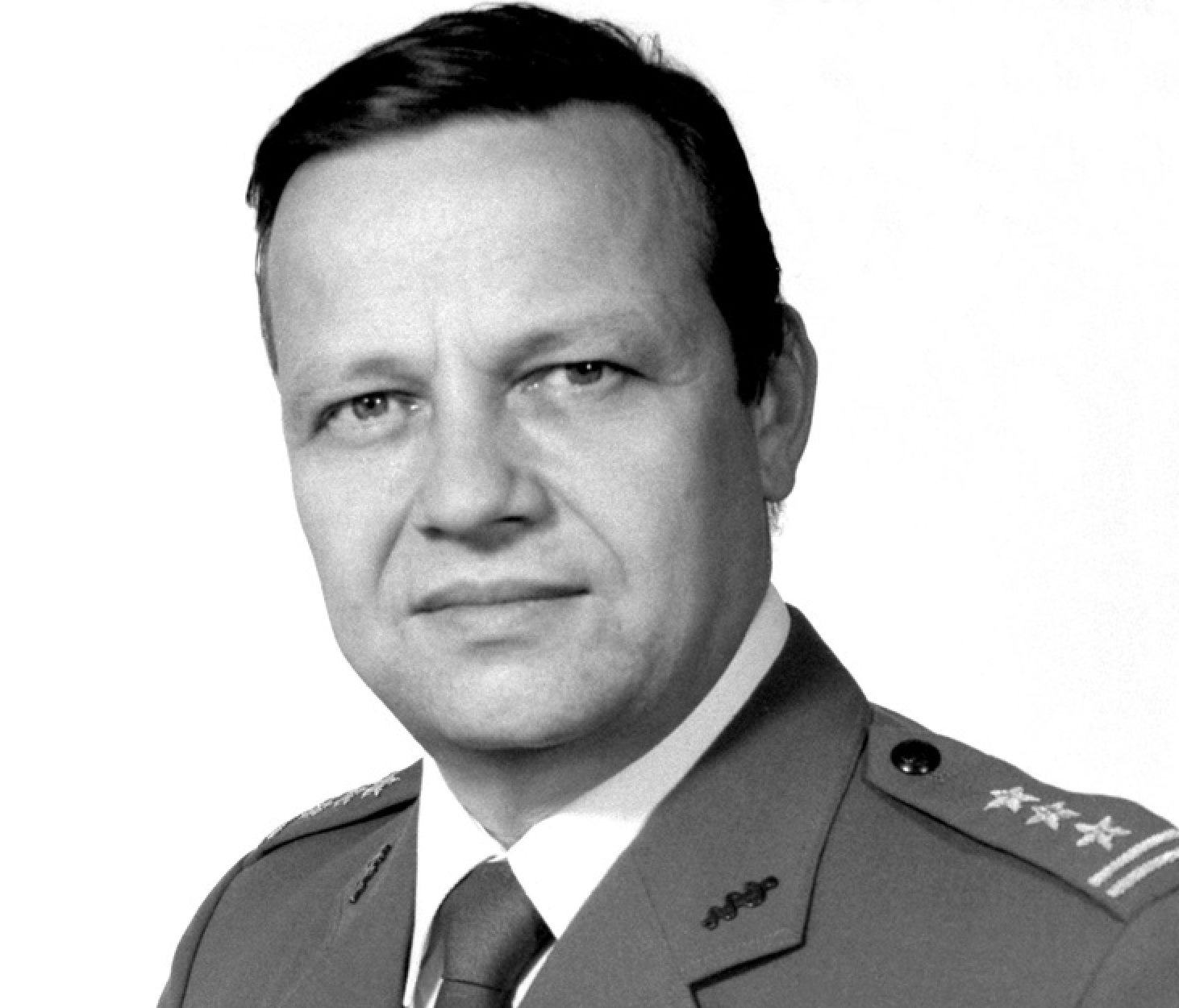 Zdjęcie czarno-białe: płk w st. sp. prof. dr hab. n. med. Grzegorz Jan Krzymański