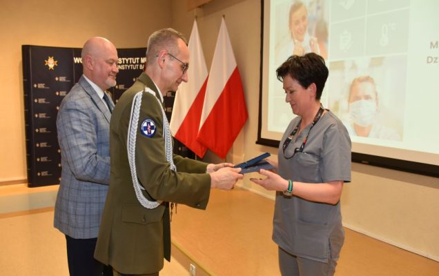 Obchody Międzynarodowego Dnia Pielęgniarki i Położnej w Wojskowym Instytucie Medycznym. Wręczanie odznak.