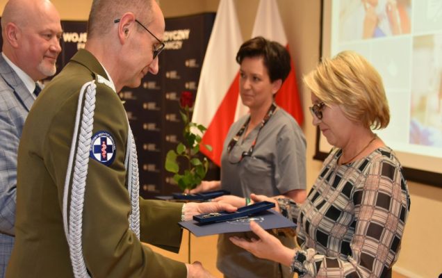 Obchody Międzynarodowego Dnia Pielęgniarki i Położnej w Wojskowym Instytucie Medycznym. Wręczanie odznak.