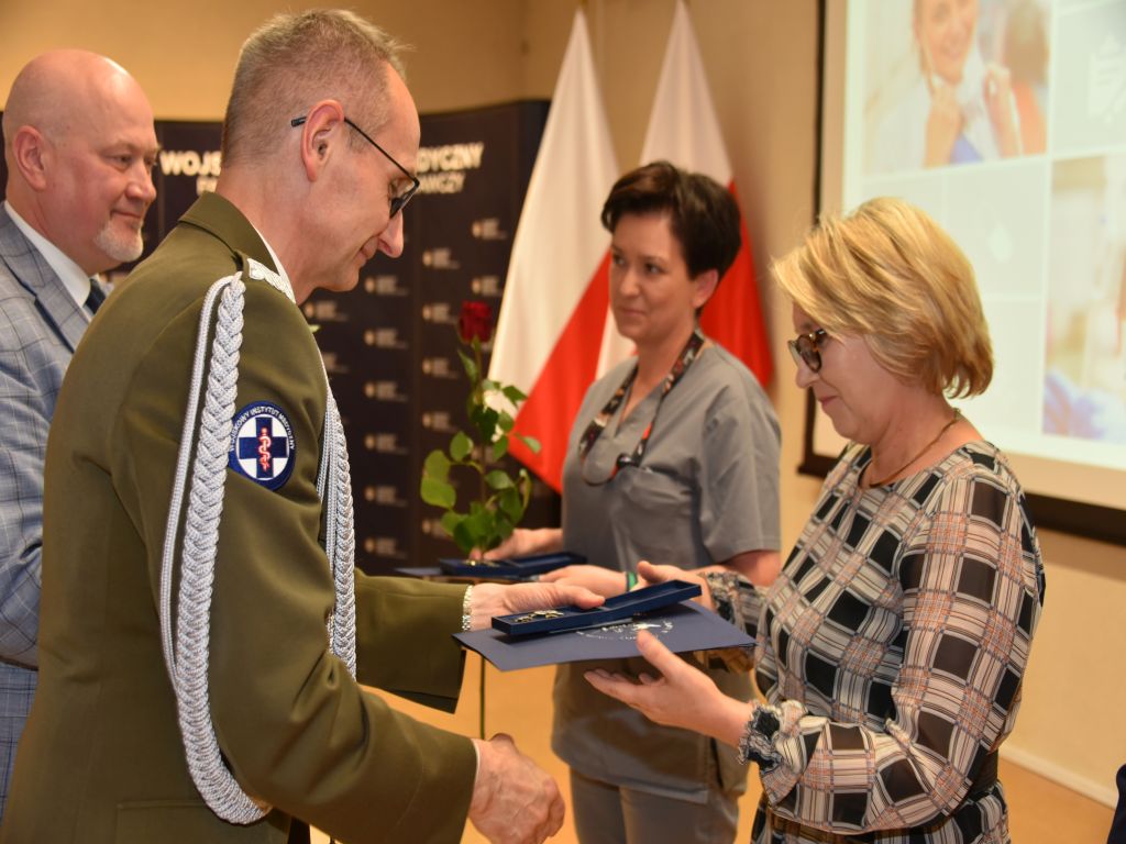 Obchody Międzynarodowego Dnia Pielęgniarki i Położnej w Wojskowym Instytucie Medycznym. Wręczanie odznak.