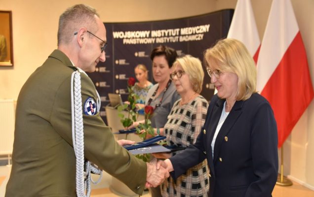 Obchody Międzynarodowego Dnia Pielęgniarki i Położnej w Wojskowym Instytucie Medycznym. Wręczanie odznak.
