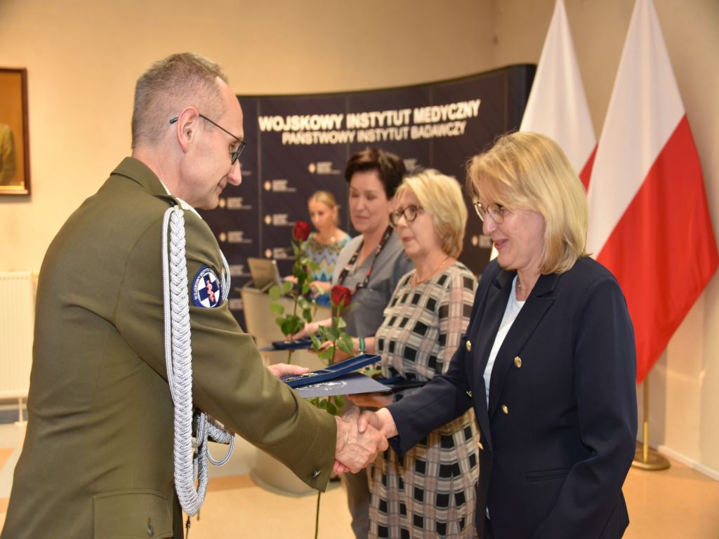 Obchody Międzynarodowego Dnia Pielęgniarki i Położnej w Wojskowym Instytucie Medycznym. Wręczanie odznak.