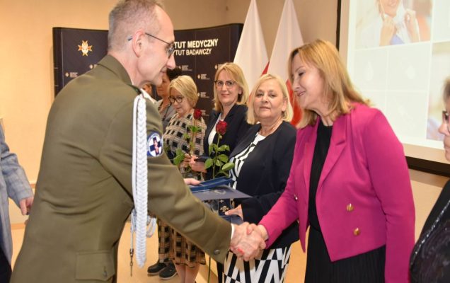 Obchody Międzynarodowego Dnia Pielęgniarki i Położnej w Wojskowym Instytucie Medycznym. Wręczanie odznak.