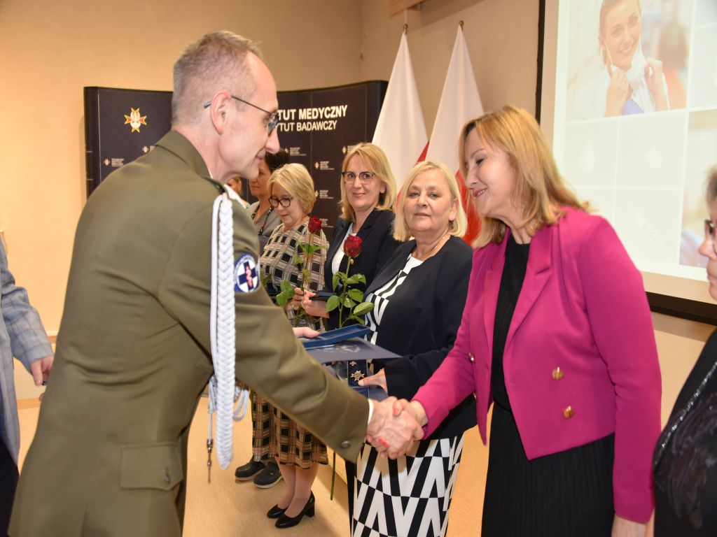Obchody Międzynarodowego Dnia Pielęgniarki i Położnej w Wojskowym Instytucie Medycznym. Wręczanie odznak.